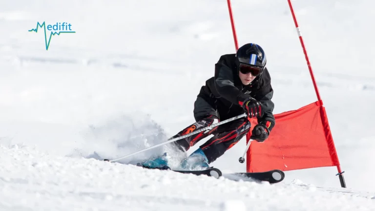 Skieur en plein slalom, démontrant l'importance de la physiothérapie Medifit Lausanne pour protéger les genoux.