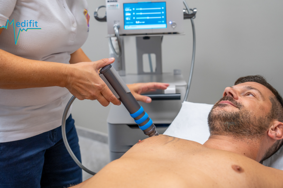 Physiothérapeute Medifit appliquant la thérapie par ondes de choc sur l'épaule d'un patient. Centres de physiothérapie à Lausanne, Morges, Vevey et Yverdon