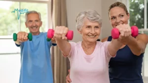 Une physiothérapeute accompagne un homme et une femme senior lors d'exercices de renforcement avec haltères à domicile pour prévenir les chutes et favoriser l'indépendance.