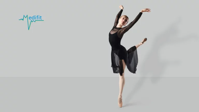 Ballerine en équilibre sur pointe en position d'arabesque démontrant le contrôle du centre nécessaire en danse classique