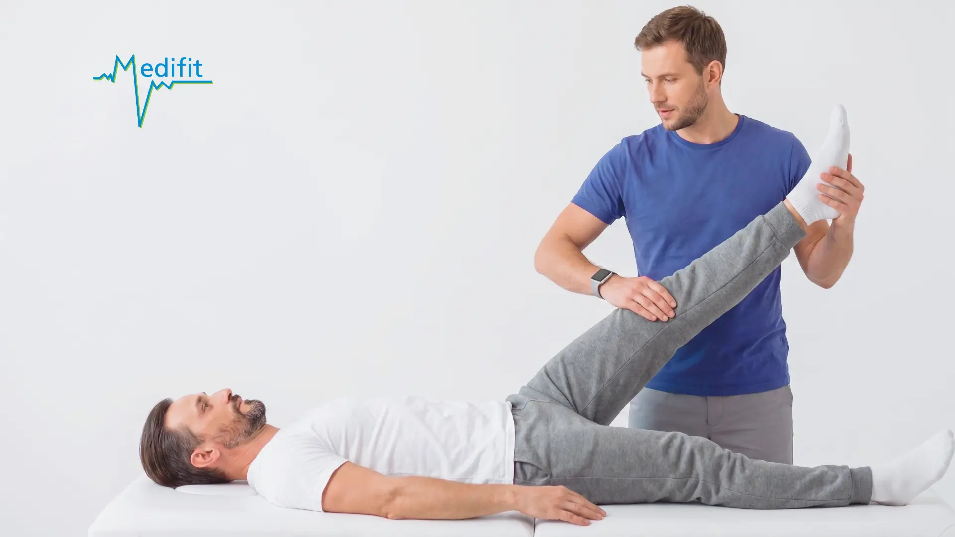 Physiothérapeute effectuant un étirement de la jambe lors d'une séance de physiothérapie à Yverdon.