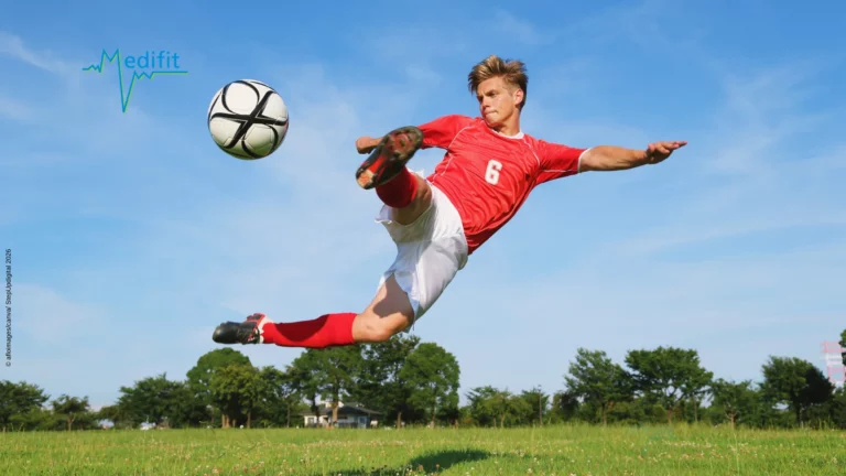 Joueur de football réalisant une reprise de volée, encadré par la physiothérapie du sport Medifit Lausanne