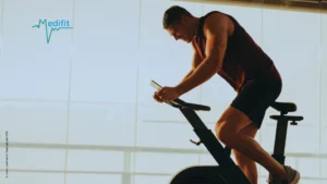 Sportif en séance de réhabilitation et physiothérapie sport chez Medifit Lausanne Légende (Caption) :Optimisation du cardio et suivi personnalisé au centre de physiothérapie du sport Medifit à Lausanne.
